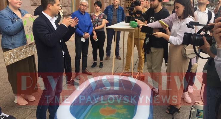 Активисты предложили Кличко "освежиться" в днепровской воде
