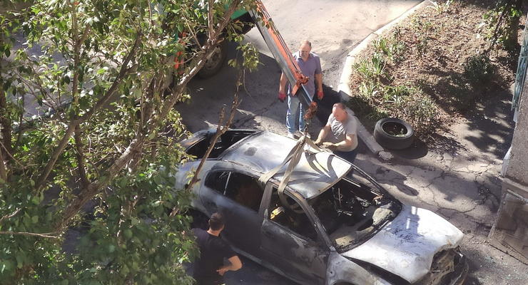 В Мариуполе взорвалась и дотла сгорела легковушка
