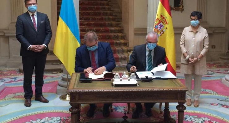 Украина договорилась с Испанией о налогах и таможне