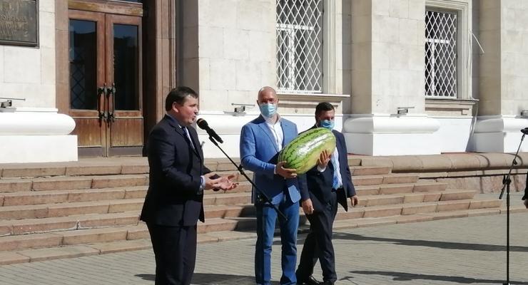 В Херсоне Шмыгалю подарили самый большой арбуз сезона