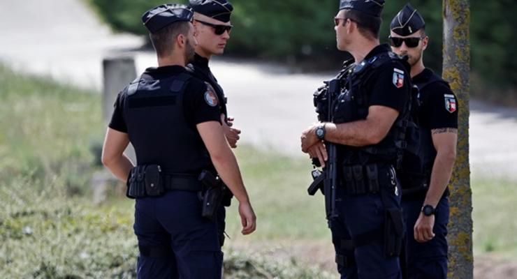 В Испании полицейский встал коленом на горло ребенку