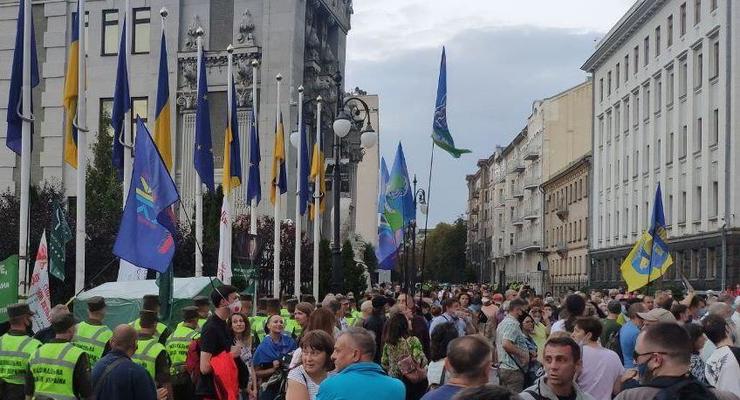 На Банковой протестуют против соглашения с "ДНР"