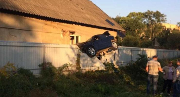 В Черновцах полицейский протаранил светофор и повис на заборе