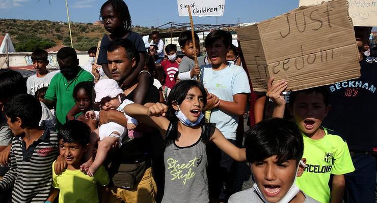 В Греции сотни беженцев из сгоревшего лагеря устроили акцию протеста