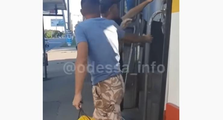 В Одессе пьяные в трамвае избили пожилую женщину