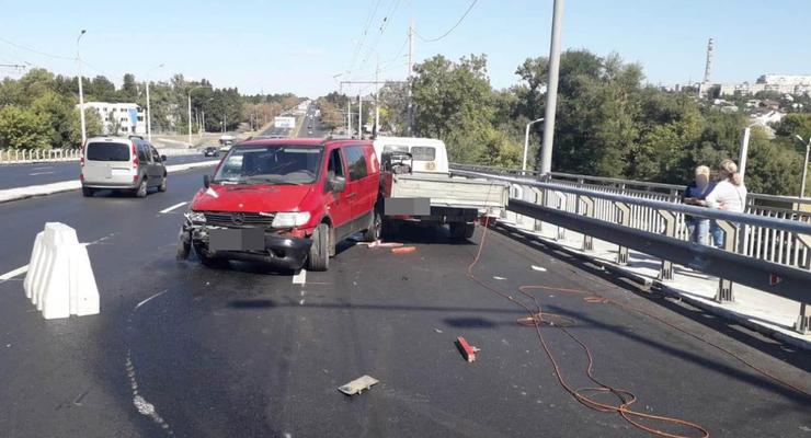 В Харькове пьяный водитель сбил дорожных рабочих на мосту