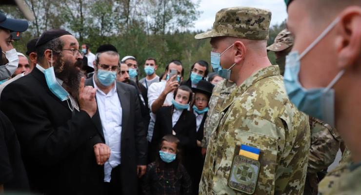 Сотни хасидов пытаются прорваться в Украину из Беларуси
