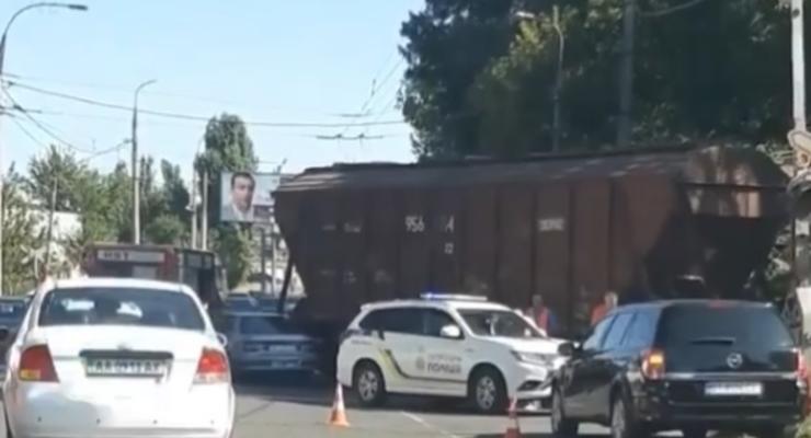 Показано видео, как в Херсоне машина врезалась в поезд