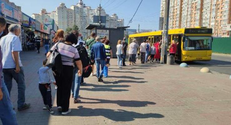 "Оранжевая зона": В Киеве очереди на общественный транспорт