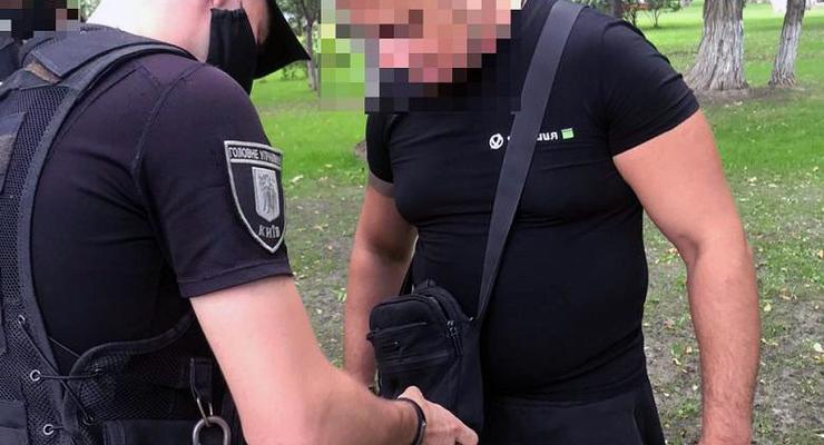 В центре Киева мужчина угрожал съемочной группе ножом