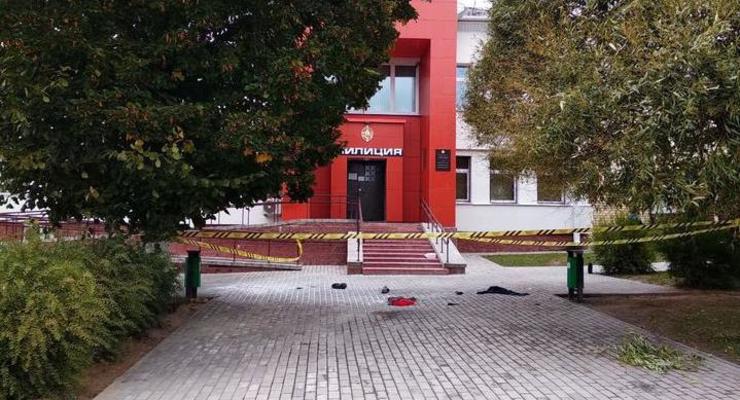 В Беларуси мужчина поджег себя у здания РОВД. 18+