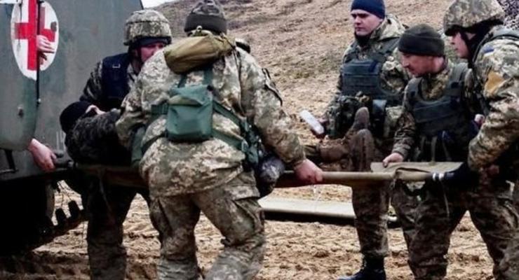 На Донбассе при тушении горящей травы от взрыва пострадал солдат