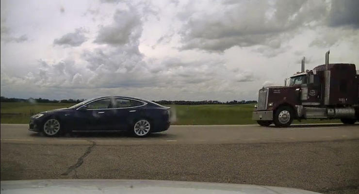 Tesla со спящим водителем пыталась удрать от полиции