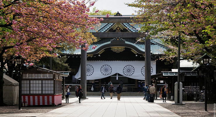 Визит японского экс-премьера в храм вызвал возмущение в Южной Корее