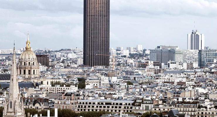 В Париже экстремал полез без страховки на 210-метровый небоскреб