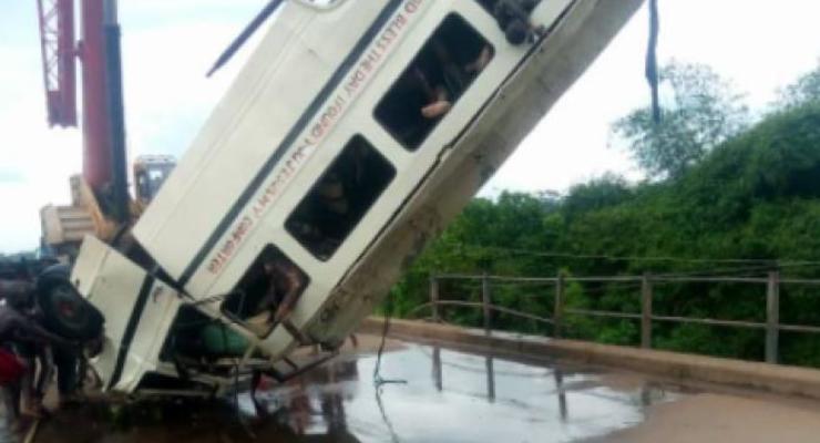 В Нигерии автобус упал в реку, 14 жертв - СМИ