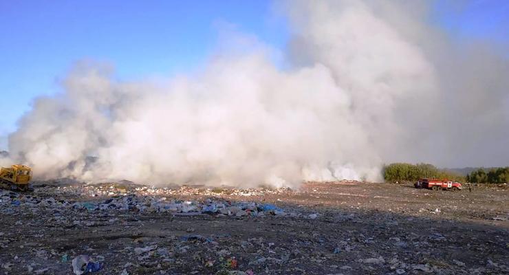 В Житомирской области вспыхнул крупный пожар на свалке