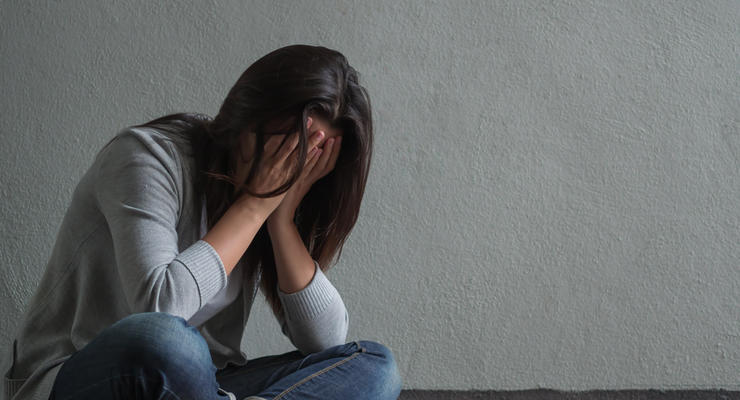 В Луцке молодой рецидивист изнасиловал девушку в наушниках