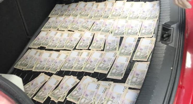 Чиновника Минобразования судят за 300 тысяч гривен взятки