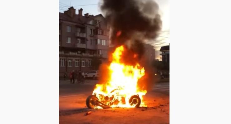 Показано видео, как в Ужгороде возле парка пылал трицикл
