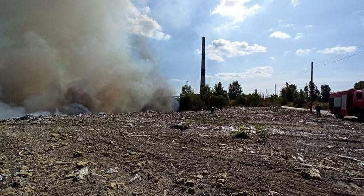 В Киеве загорелась свалка, часть города в дыму