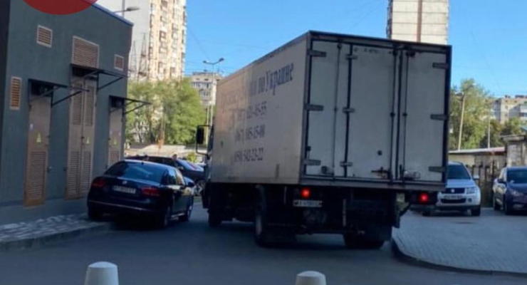 В Киеве на парковке водитель растрощил пять авто