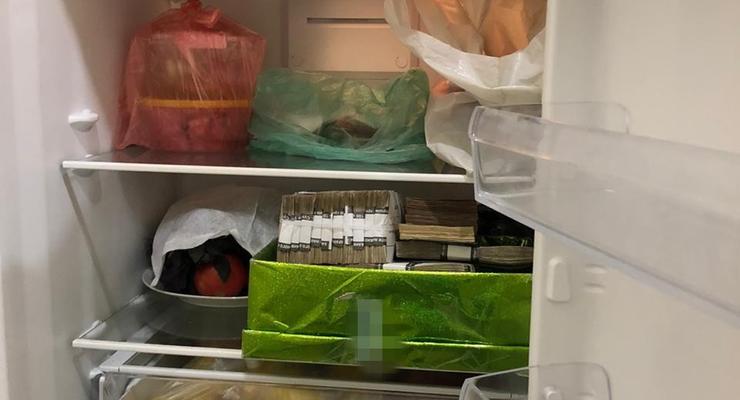 Чиновник УЗ прятал украденные миллионы в холодильнике с лимонами – СБУ