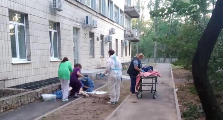В короновирусной больнице Киева начались странные самоубийства