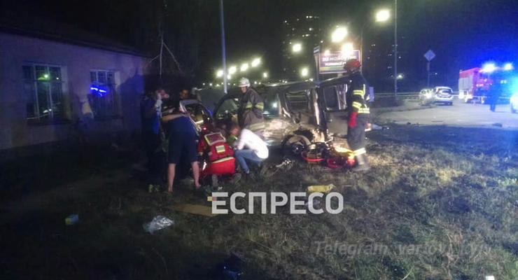 В Киеве во время аварии пассажир вылетел на дорогу