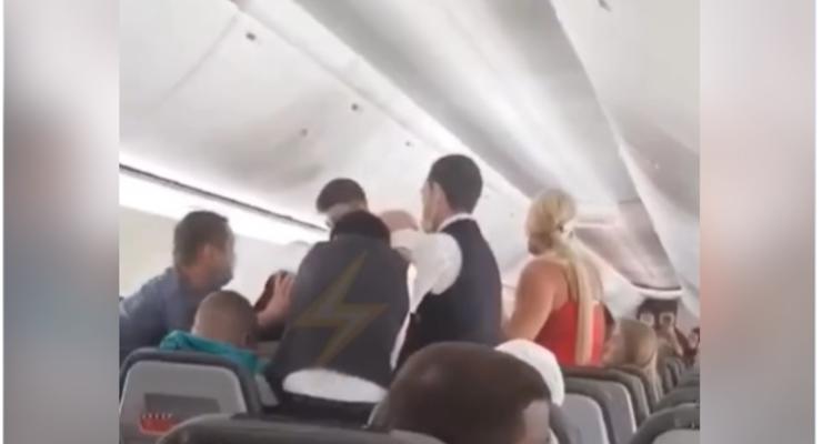 В самолете, рейсом из Харькова в Турцию, подрались пассажиры
