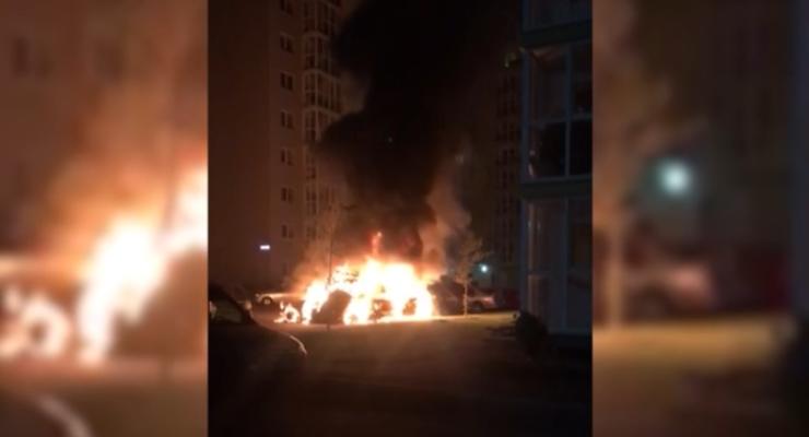 В Киеве на парковке сгорело три автомобиля