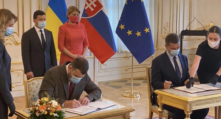 Украина и Словакия договорились разблокировать аэропорт Ужгорода