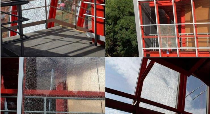 В Киеве вандалы разгромили стеклянный мост на Отрадном