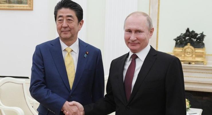 Япония и РФ не договорились о Курилах из-за Крыма – экс-премьер Абэ