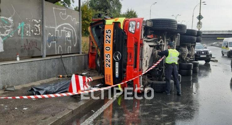 В Киеве разбился грузовик с черноземом, водитель погиб на месте