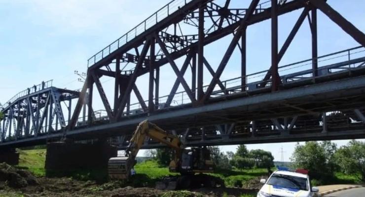 Близ Киева парня ударило током на железнодорожном мосту