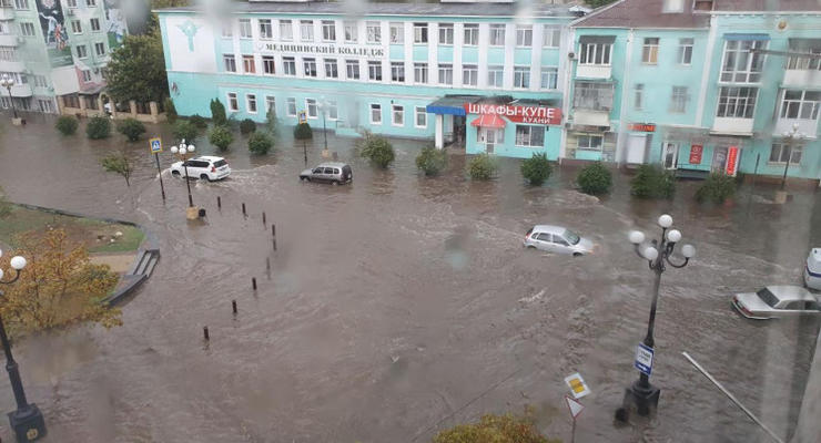 Крым залило дождем, по улицам плывут машины