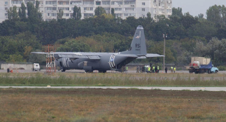 В Одессе аварийно сел военный самолет США