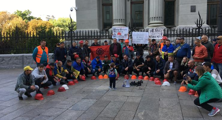 Криворожские горняки прекратили протест возле офиса президента