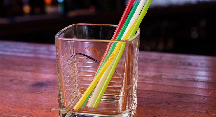 В Англии запретили пластиковые соломинки для напитков