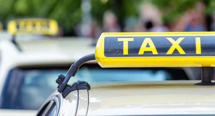 В Тернополе водитель такси отобрал телефон у студента