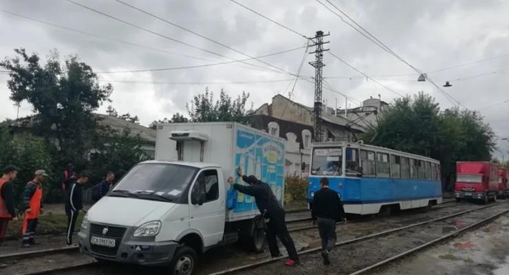 В Николаеве трамваи встали из-за застрявших в болоте машин
