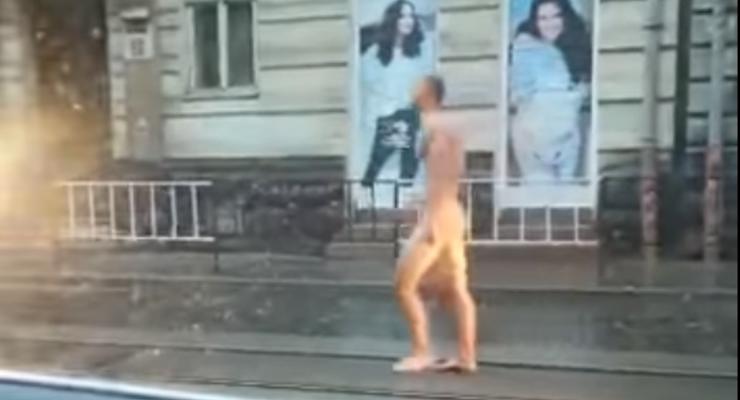 По Львову гуляет голый мужчина, его сняли на видео