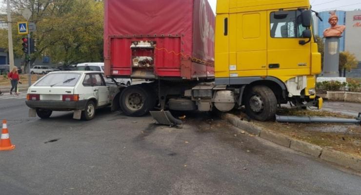 В Харькове тяжеловес помял две машины и снес светофор