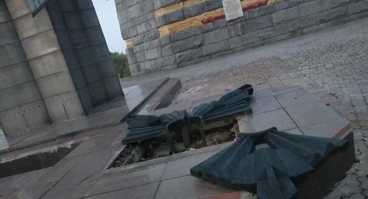 Под Днепром повредили стелу в честь бойцов Красной армии