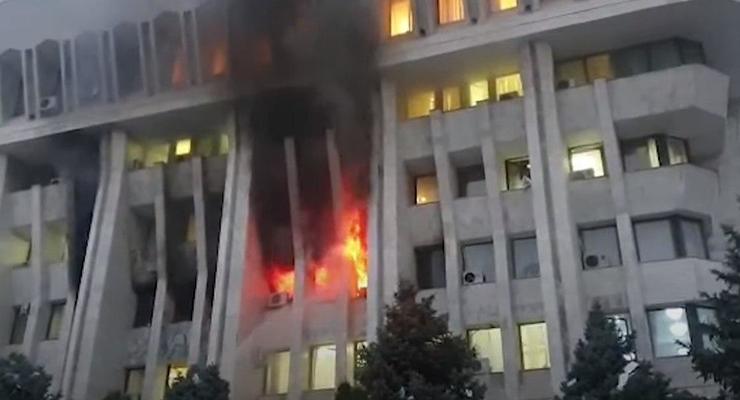 В захваченном здании парламента Кыргызстана возник пожар