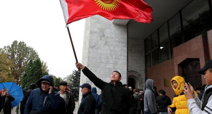 Оппозиция Кыргызстана заявила о "свержении преступной власти"