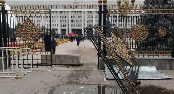 В Бишкеке показали последствия пожара в парламенте
