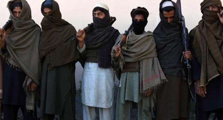 В Афганистане сотни талибов сложили оружие