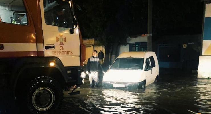 В Тернополе ливень превратил улицы в реки и вызвал транспортный коллапс